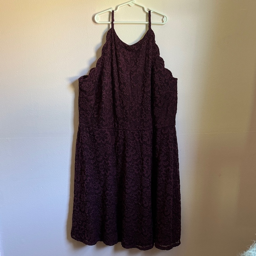 Chic Lace Dress in Rich Burgundy